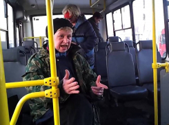 Пассажиры в Новороссийской маршрутке возмутили своими разборками присутствующих 