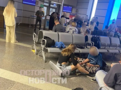 Аэропорт Сочи парализован: пол - перина, еда - роскошь