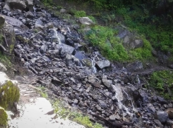 Семь сломанных рёбер: под Новороссийском туристка попала под камнепад 