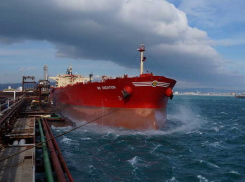 Отгрузка нефти в порту Новороссийска приостановлена из-за шторма
