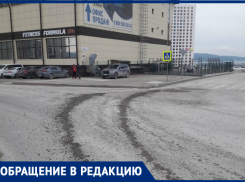 Бетоновозы едут на стройку и заливают дороги Новороссийска бетоном