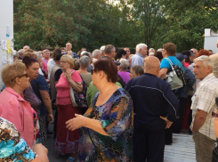 По 400 человек в очереди на войну за лекарство собирается в Новороссийске