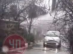 Уличный «фонтан»: прорыв теплотрассы в Новороссийске прокомментировал «АТЭК»