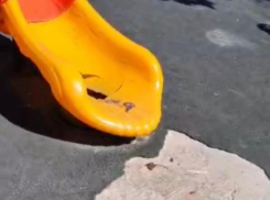 «Кормят завтраками»: новороссийцы ждут ремонта детской площадки с сентября 2022 года