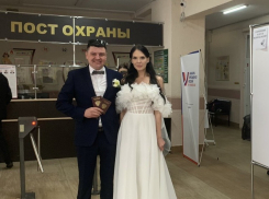Свадьба - не повод пропустить выборы: на избирательных участках Новороссийска голосуют сразу после ЗАГСа