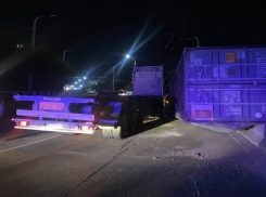 Восточный район Новороссийска «встал» из-за упавшего контейнера 