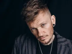 Создал свою музыкальную группу и купил машину: итоги года новороссийского ведущего