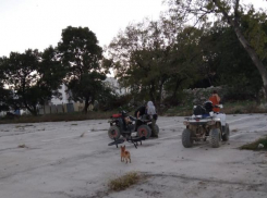 Дети на квадроциклах раздражают взрослых в Новороссийске 