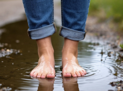 Около года жительница Новороссийска живет с мокрыми ногами 