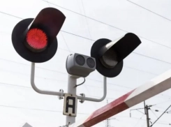 Авария под Новороссийском: автомобиль не успел проскочить перед поездом