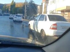 Вода без перебоев уже почти неделю бежит по дорогам Новороссийска