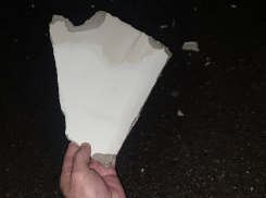 «Ждут, когда кому-нибудь пробьет голову»: по двору Новороссийска летает штукатурка 