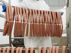 Антибиотики нашли в сосисках известного бренда на Кубани 