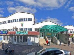 С перегородками и разными входами: в Новороссийске открылись вещевые павильоны на центральном рынке