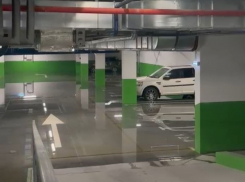 Подземный паркинг залило водой в новороссийской новостройке 