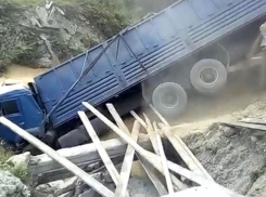 Зерновоз без тормозов улетел в обрыв под Новороссийском