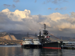 В Новороссийске стреляют и будут стрелять ночью