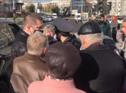 Активисты отбили одного из организаторов митинга против QR-кодов от полиции