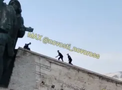Полицейские заинтересовались, чьи дети бегали по крыше мемориала «Малая земля»