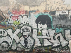 Фанаты Цоя негодуют: стену памяти музыканта в Москве «залепили» поклонники Паши Техника