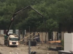 «Для себя так же строили бы?!» - новороссийцы сомневаются в качестве строительства детского сада