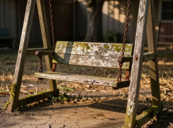 На 15 детей лишь одни качели: жители Новороссийска просят благоустроить двор 