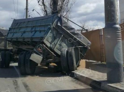 «Лавировал и не вылавировал». Очередной зерновоз перекрыл полдороги в Новороссийске
