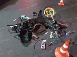 Проехали на красный свет и чуть не попали на свет белый молодые мопедисты в Новороссийске