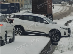 Большегрузы буксуют, машины заносит: сложный день на дорогах Новороссийска