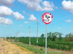 Ничего святого! На дорожных знаках Кубани кто-то нарисовал свастику