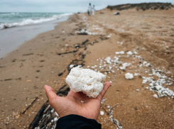 На пляже в Анапе обнаружили неизвестное белое вещество