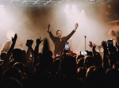 Джинсы порезаны, лето, три полоски... 