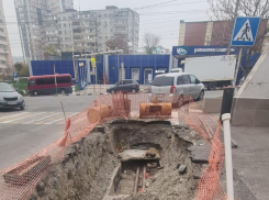 Яма на дороге раздражает новороссийцев: ремонт выполнен, проблема осталась