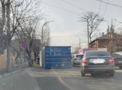 В Новороссийске упал контейнер: на дороге собирается пробка