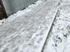Улицы Новороссийска, где тротуар превратился в каток