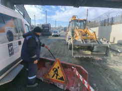 Все в объезд: в Новороссийске срочно подсыпают щебень на участок дороги