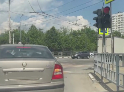 Светофор на перекрестке Новороссийска провоцирует аварии