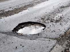 Из-за непогоды под Новороссийском начали в срочном порядке латать ямы на дорогах