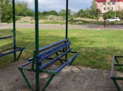 Стильные больничные скамейки удивили новороссийца 