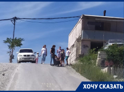 Гуляйте по тротуарам, которых нет: новороссийцы каждый день рискуют жизнью детей 