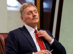 Обязательной вакцинации от COVID-19 в России нет, утверждает Дмитрий Песков