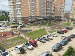 Помощь пришла, откуда не ждали: 10 новороссийцев целый день мыли двор в ЖК «Малая Земля»