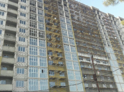 Парни не захотели подниматься пешком на 13 этаж и разбились в люльке