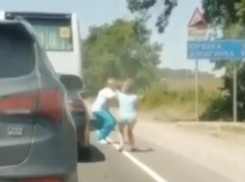 - Убьют колени свои! – местные в пробке переживают за едущих к Черному морю туристов