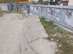 Новороссийцев вынуждают перепрыгивать через «грязные канавы» 