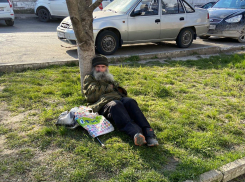 На холоде под деревом: сидящий у дома престарелых  пенсионер привлёк внимание новороссийца
