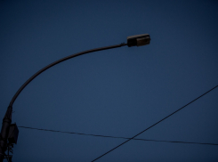 Повесили новые фонари и сняли: жительница Новороссийска возмущена темнотой городской улицы 