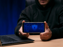 Блокирует телефон и присылает фейки — из-за нового вируса новороссийцы могут лишиться денег