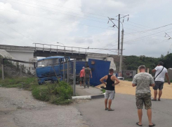 Зерновоз перекрыл напрочь выезд из города, не суйтесь на Мефодиевскую!