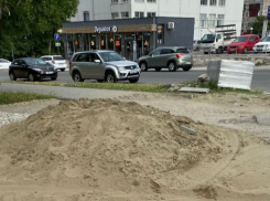 Куча песка и грязь не даёт покоя жителям Новороссийска 